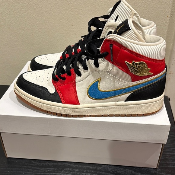 Woman's Air Jordan 1 Mid SE - Picture 1 of 10